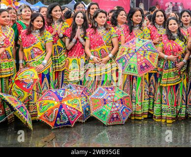 Künstler und Tänzer posieren beim Diwali Festival am Trafalgar Square anlässlich des Hindu Neujahrs in London, Großbritannien Stockfoto