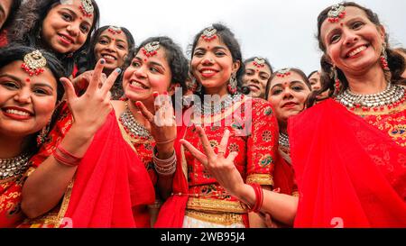 Künstler und Tänzer posieren beim Diwali Festival am Trafalgar Square anlässlich des Hindu Neujahrs in London, Großbritannien Stockfoto