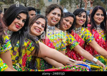 Künstler und Tänzer posieren beim Diwali Festival am Trafalgar Square anlässlich des Hindu Neujahrs in London, Großbritannien Stockfoto