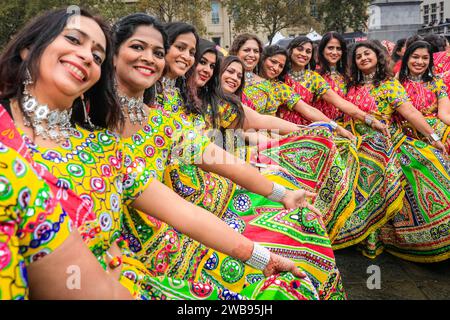 Künstler und Tänzer posieren beim Diwali Festival am Trafalgar Square anlässlich des Hindu Neujahrs in London, Großbritannien Stockfoto