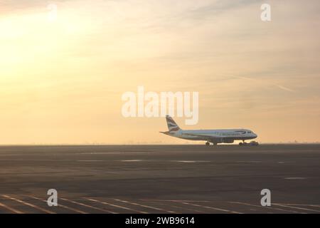 Venedig, Italien - 23. Dezember 2023: British Airways fliegt im warmen Morgennebel im Winter mit Wolken am Himmel zur Landebahn des Flughafens Stockfoto