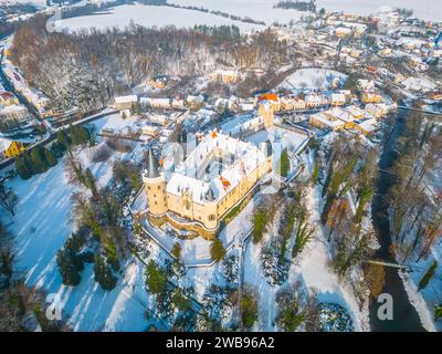 Schloss Zleby an sonnigem Wintertag. Tschechien. Luftaufnahme von der Drohne. Stockfoto