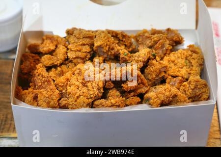 Koreanisches Essen auf dem traditionellen Bupyeong Kkangtong Markt in Busan, Südkorea. Frittierte Schweinerippenstücke (Dwaeji Galbi). Stockfoto