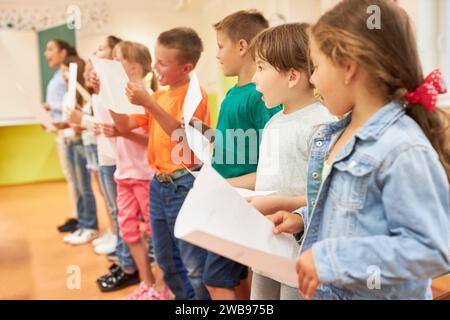 Grundschüler singen Chor während der Aktivität im Klassenzimmer Stockfoto