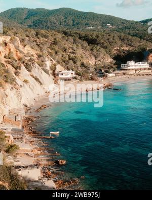 Ein atemberaubender Blick auf eine malerische Bucht in Cala d'Hort, Ibiza Stockfoto