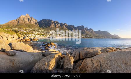 Abendliche Atmosphäre Am Strand Von Camps Bay, Im Hintergrund Die „12 Apostel“ In Der Nähe Von Kapstadt In Südafrika Stockfoto
