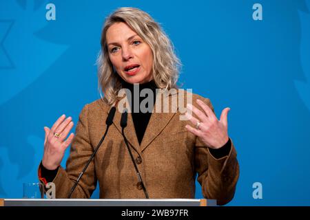 REGIERUNGSMEDIENKONFERENZ THÜRINGEN 09/01/2024 - Erfurt: Die Thüringer Ministerin für Infrastruktur und Landwirtschaft, Susanna Karawanskij DIE LINKE., informiert über die aktuellen Proteste der Landwirtinnen und Landwirte sowie dem diesjährigen Vorsitz Thüringens in der Konferenz der Agrarministerinnen und Agrarminister der Länder in der Regierungsmedienkonferenz der Thüringer Landesregierung am 9. Januar 2024 im Erfurter Haus Dacheröden. /                     *** REGIERUNGSMEDIENKONFERENZ THÜRINGEN 09 01 2024 Erfurt die thüringische Ministerin für Infrastruktur und Landwirtschaft, Susanna Karawa Stockfoto