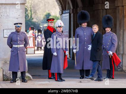 London, Großbritannien. Januar 2024. Grant Shapps, Verteidigungsminister, wartet bei der Horseguards Parade auf den iondischen Verteidigungsminister. Quelle: Mark Thomas/Alamy Live News Stockfoto