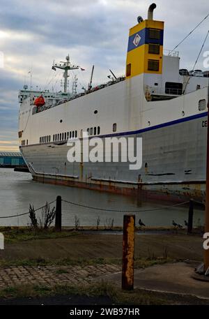 Das „Celestine“ Roll-on-Roll-off-Frachtschiff dockte im Brocklebank Dock in Liverpool an, während sie mit Autos und Lieferwagen nach Dublin beladen wurde. Stockfoto