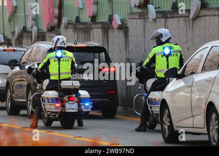 CHANGWON, SÜDKOREA - 28. MÄRZ 2023: Patrouille der südkoreanischen Polizei in Jinhae. Stockfoto