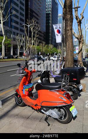 SEOUL, SÜDKOREA - 7. APRIL 2023: Roter Vespa-Roller parkt auf der Teheran-Ro Straße im Bezirk Gangnam der Stadt Seoul. Stockfoto