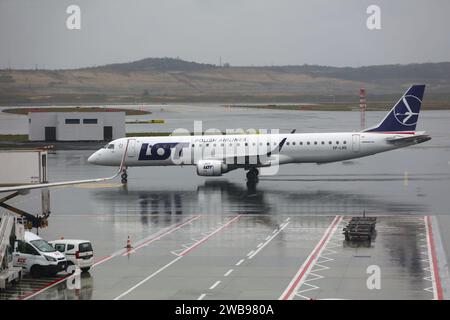 ISTANBUL, TÜRKEI - 11. APRIL 2023: LOT Polish Airlines Embraer 195 am Flughafen Istanbul, einem der meistbefahrenen Flughäfen der Welt. Stockfoto