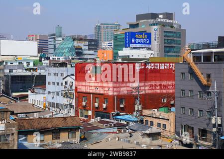 SEOUL, SÜDKOREA - 7. APRIL 2023: Stadtbild von Ipjeong-dong im Bezirk Jung-gu in Seoul, Südkorea. Stockfoto