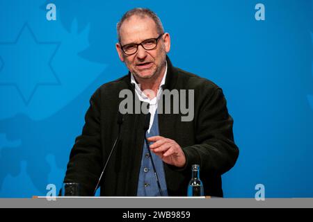 REGIERUNGSMEDIENKONFERENZ THÜRINGEN 09/01/2024 - Erfurt: Der Thüringer Umweltminister Bernhard Stengele Bündnis 90/die Grünen informieren über die erfolgten und noch anstehenden Maßnahmen des Hochwasserschutzes in Thüringen in der Regierungsmedienkonferenz der Thüringer Landesregierung am 9. Januar 2024 im Erfurter Haus Dacheröden. /                     *** REGIERUNGS-MEDIENKONFERENZ THÜRINGEN 09 01 2024 Erfurt der thüringische Umweltminister Bernhard Stengele Bündnis 90 die Grünen informiert auf der Regierungs-MEDIENKONFERENZ über die abgeschlossenen und anstehenden Hochwasserschutzmaßnahmen in Thüringen Stockfoto