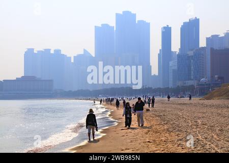 BUSAN, SÜDKOREA - 29. MÄRZ 2023: Besucher besuchen den Haeundae-Strand im Stadtteil Haeundae in Busan, Südkorea. Stockfoto