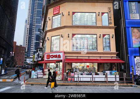 BUSAN, SÜDKOREA - 29. MÄRZ 2023: Die Leute gehen am Daiso Discounter im Bezirk Haeundae in Busan, Südkorea. Stockfoto