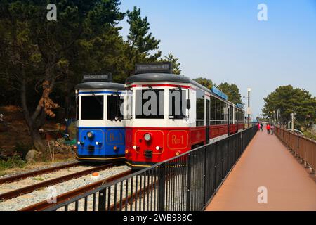 BUSAN, SÜDKOREA - 29. MÄRZ 2023: Haeundae Beach Train im Blue Line Park in Busan. Stockfoto