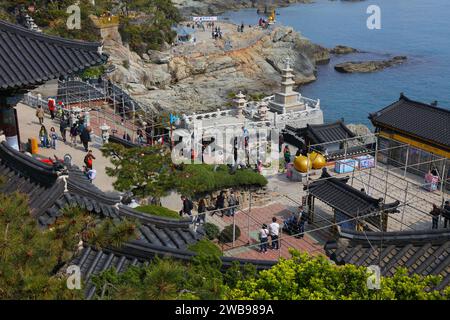 BUSAN, SÜDKOREA - 29. MÄRZ 2023: Touristen und Pilger besuchen den Haedong Yonggungsa Tempel am Meer in Busan, Südkorea. Stockfoto