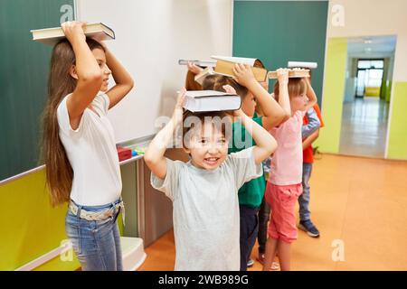 Gruppe von Schülern, die beim gemeinsamen Aufstehen in der Klasse die Bücherkosten ausgleichen Stockfoto