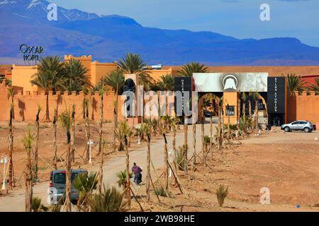 WARZAZAT, MAROKKO - 18. FEBRUAR 2022: Oscar Hotel by the Atlas Studios in Marokko. Die Atlas Studios sind eine der größten Filmstudiostädte der Welt Stockfoto