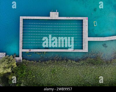 Blick auf die österreichische Drohne. Naturschwimmbad am Faaker See in Kärnten. Stockfoto