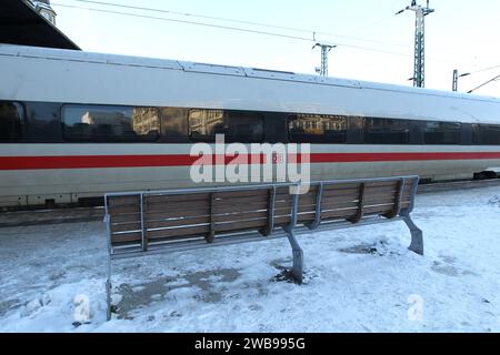 Ein ICE der Deutschen Bahn steht wenige Stunden vor dem am 10. Januar beginnenden Streik der Gewerkschaft Deutscher Lokomotivführer auf einem Gleis im Hauptbahnhof Hamburg. St. Georg Hamburg *** Ein ICE-Zug der Deutschen Bahn steht wenige Stunden vor dem Streik des Deutschen zugführerverbandes, der am 10. Januar begann, auf einem Gleis am Hauptbahnhof Hamburgs St. Georg Stockfoto