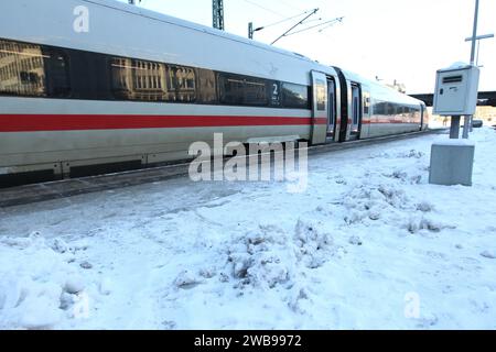 Ein ICE der Deutschen Bahn steht wenige Stunden vor dem am 10. Januar beginnenden Streik der Gewerkschaft Deutscher Lokomotivführer auf einem Gleis im Hauptbahnhof Hamburg. St. Georg Hamburg *** Ein ICE-Zug der Deutschen Bahn steht wenige Stunden vor dem Streik des Deutschen zugführerverbandes, der am 10. Januar begann, auf einem Gleis am Hauptbahnhof Hamburgs St. Georg Stockfoto