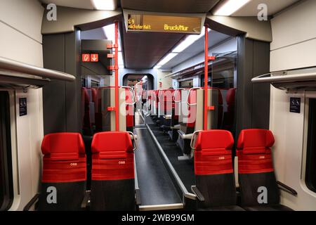 BRUCK AN DER MUR, ÖSTERREICH - 13. AUGUST 2022: Innenansicht im Personenzug der Österreichischen Bundesbahnen OBB in Österreich. Stockfoto