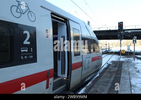 Ein ICE der Deutschen Bahn steht wenige Stunden vor dem am 10. Januar beginnenden Streik der Gewerkschaft Deutscher Lokomotivführer auf einem Gleis im Hauptbahnhof Hamburg. St. Georg Hamburg *** Ein ICE-Zug der Deutschen Bahn steht wenige Stunden vor dem Streik des Deutschen zugführerverbandes, der am 10. Januar begann, auf einem Gleis am Hauptbahnhof Hamburgs St. Georg Stockfoto