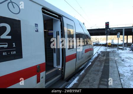 Ein ICE der Deutschen Bahn steht wenige Stunden vor dem am 10. Januar beginnenden Streik der Gewerkschaft Deutscher Lokomotivführer auf einem Gleis im Hauptbahnhof Hamburg. St. Georg Hamburg *** Ein ICE-Zug der Deutschen Bahn steht wenige Stunden vor dem Streik des Deutschen zugführerverbandes, der am 10. Januar begann, auf einem Gleis am Hauptbahnhof Hamburgs St. Georg Stockfoto