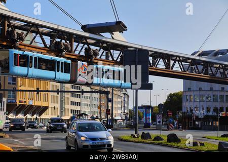 WUPPERTAL, 19. SEPTEMBER 2020: Wuppertaler Schwebebahn in Deutschland. Die einzigartige elektrische Einschienenbahn Stockfoto