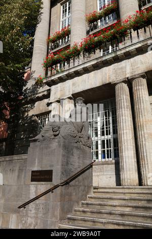 WUPPERTAL - 19. SEPTEMBER 2020: Rathaus im Bezirk Barmen in Wuppertal. Wuppertal ist die größte Stadt im Bergischen Land. Stockfoto