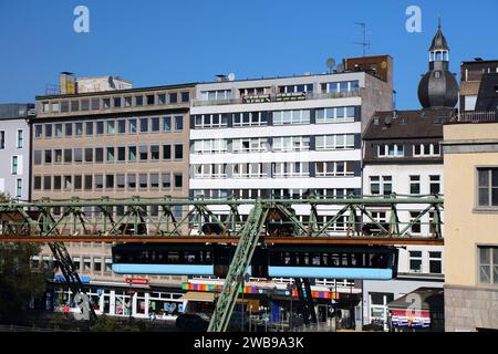 WUPPERTAL, 19. SEPTEMBER 2020: Wuppertaler Schwebebahn in Deutschland. Die einzigartige elektrische Einschienenbahn Stockfoto