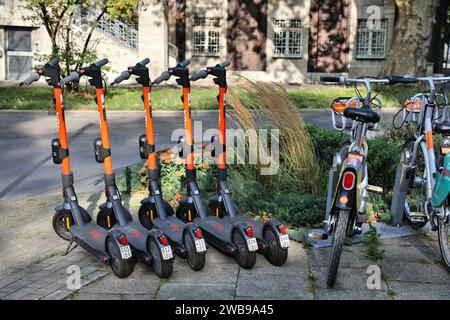 HERNE, DEUTSCHLAND - 17. SEPTEMBER 2020: Vermietung von Elektrorollern der Marke Spin in Herne, Deutschland. Die Marke Spin ist Eigentum der Ford Motor Company. Stockfoto