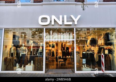 HERNE, DEUTSCHLAND - 17. SEPTEMBER 2020: Einziges Markenbekleidungsgeschäft in der Innenstadt von Herne, Deutschland. Die einzige Marke gehört der Bestseller-Gruppe. Stockfoto