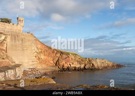 Die Küste des Firth of Forth und des Aussichtsturms von Crail Castle in Crail, Fife, Schottland, Großbritannien zeigt den Küstenwanderweg Stockfoto