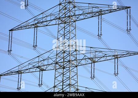 Hochspannungsleitungen. Elektrischer Netzmast in Gelsenkirchen, Deutschland. Stockfoto