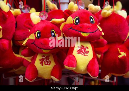 Chinesisches Neujahrszodiac-Thema Drachenstil Plushie auf der Ausstellung, um für Haus- und Bürodekoration für reichlich Glück, Singapur zurückzukaufen. 2024. Stockfoto