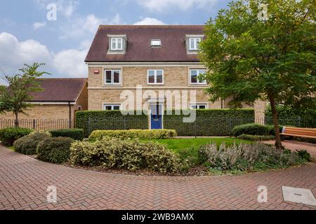 Cambridge, England - 16. September 2015: Modernes freistehendes Backsteinhaus mit Blick auf ein kleines Grün und eine Straße Stockfoto