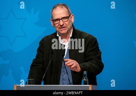 REGIERUNGSMEDIENKONFERENZ THÜRINGEN 09/01/2024 - Erfurt: Der Thüringer Umweltminister Bernhard Stengele Bündnis 90/die Grünen informieren über die erfolgten und noch anstehenden Maßnahmen des Hochwasserschutzes in Thüringen in der Regierungsmedienkonferenz der Thüringer Landesregierung am 9. Januar 2024 im Erfurter Haus Dacheröden. /                     *** REGIERUNGS-MEDIENKONFERENZ THÜRINGEN 09 01 2024 Erfurt der thüringische Umweltminister Bernhard Stengele Bündnis 90 die Grünen informiert auf der Regierungs-MEDIENKONFERENZ über die abgeschlossenen und anstehenden Hochwasserschutzmaßnahmen in Thüringen Stockfoto