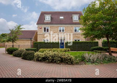 Cambridge, England - 16. September 2015: Modernes freistehendes Backsteinhaus mit Blick auf ein kleines Grün und eine Straße Stockfoto