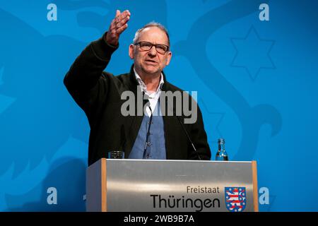 REGIERUNGSMEDIENKONFERENZ THÜRINGEN 09/01/2024 - Erfurt: Der Thüringer Umweltminister Bernhard Stengele Bündnis 90/die Grünen informieren über die erfolgten und noch anstehenden Maßnahmen des Hochwasserschutzes in Thüringen in der Regierungsmedienkonferenz der Thüringer Landesregierung am 9. Januar 2024 im Erfurter Haus Dacheröden. /                     *** REGIERUNGS-MEDIENKONFERENZ THÜRINGEN 09 01 2024 Erfurt der thüringische Umweltminister Bernhard Stengele Bündnis 90 die Grünen informiert auf der Regierungs-MEDIENKONFERENZ über die abgeschlossenen und anstehenden Hochwasserschutzmaßnahmen in Thüringen Stockfoto