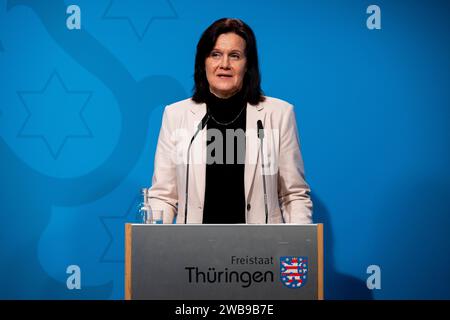 REGIERUNGSMEDIENKONFERENZ THÜRINGEN 09/01/2024 - Erfurt: Die Landrätin des Kyffhäuserkreises, Antje Hochwind-Schneider, informiert über die erfolgten und noch anstehenden Maßnahmen des Hochwasserschutzes in Thüringen in der Regierungsmedienkonferenz der Thüringer Landesregierung am 9. Januar 2024 im Erfurter Haus Dacheröden. /                     *** REGIERUNGS-MEDIENKONFERENZ THÜRINGEN 09 01 2024 Erfurt die Landrätin des Kreises Kyffhäuserkreis, Antje Hochwind Schneider, informiert über die in Thuring getroffenen und noch ausstehenden Hochwasserschutzmaßnahmen Stockfoto