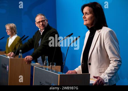 REGIERUNGSMEDIENKONFERENZ THÜRINGEN 09/01/2024 - Erfurt: Der Thüringer Umweltminister Bernhard Stengele Bündnis 90/die Grünen informieren über die erfolgten und noch anstehenden Maßnahmen des Hochwasserschutzes in Thüringen in der Regierungsmedienkonferenz der Thüringer Landesregierung am 9. Januar 2024 im Erfurter Haus Dacheröden. Gemeinsam mit der Landrätin des Kyffhäuserkreises, Antje Hochwind-Schneider, und der Thüringer Regierungssprecherin Kathi Seefeld. /                     *** REGIERUNGSMEDIENKONFERENZ THÜRINGEN 09 01 2024 Erfurt der thüringische Umweltminister Bernhard Stengele Bü Stockfoto