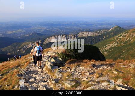 TATRA BERGE, POLEN - 9. SEPTEMBER 2023: Touristen wandern den grünen Weg hinunter vom Kasprowy Wierch Berg im Tatrzanski Park Narodowy (Tatra Natio) Stockfoto