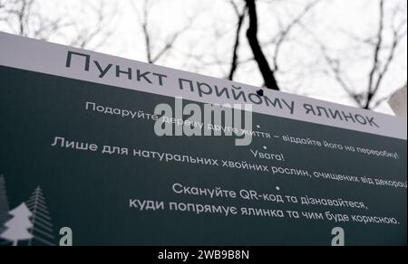 Nicht exklusiv: KIEW, UKRAINE - 09. JANUAR 2024 - Sammelstelle für Weihnachtsbäume für ökologisches Recycling im Yunist Park im Bezirk Sviatoshyno Stockfoto