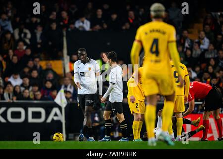 Fußballspieler des FC Valencia CF und des FC Barcelona während eines Spiels der La Liga im Stadion Mestalla in Valencia, Spanien. Stockfoto