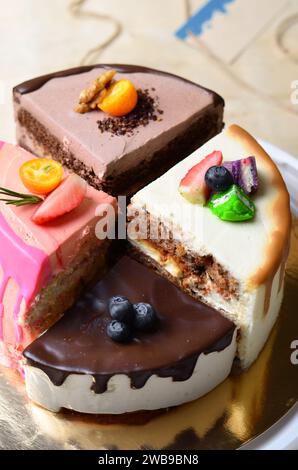 Verschiedene Kuchenstücke in einem Dessert, Kuchen aus vier leckeren Aromen Stockfoto