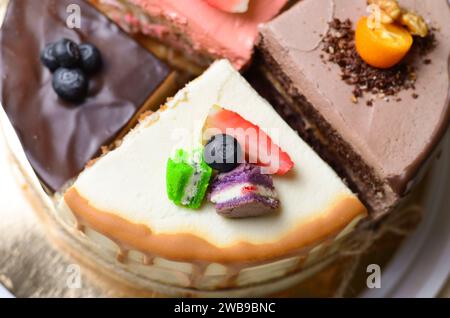 Verschiedene Kuchenstücke in einem Dessert, Kuchen aus vier leckeren Aromen Stockfoto