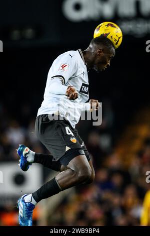 Mouctar Diakhaby französisch-guineischer Fußballspieler von Valencia CF, der in einem Spiel der La Liga im Mestalla-Stadion in Valencia, Spanien, den Ball anführt. Stockfoto